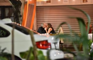 Captan a Hugo López-Gatell muy romántico, pero sin cubrebocas y sin sana distancia