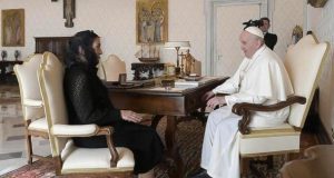 Beatriz Gutiérrez Müller entrega al Papa carta de AMLO