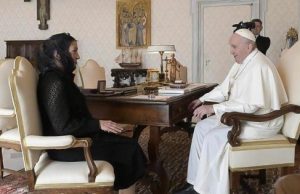 Beatriz Gutiérrez Müller entrega al Papa carta de AMLO