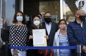 Padres de niños con cáncer, denuncian a AMLO por dar recursos de Salud a rifa del avión