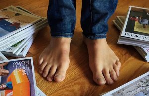 Caminar descalzo en casa, una opción hasta benéfica: especialista