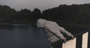 Estrés por COVID-19 podría haber disparado suicidios, dice experta de la UNAM