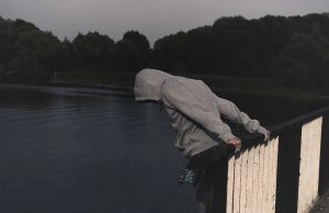 Estrés por COVID-19 podría haber disparado suicidios, dice experta de la UNAM