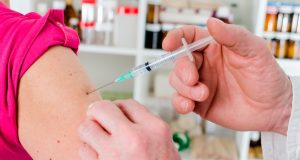 Vacuna antiCovid de AstraZeneca genera misma inmunidad en jóvenes y adultos mayores