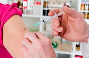 Vacuna antiCovid de AstraZeneca genera misma inmunidad en jóvenes y adultos mayores