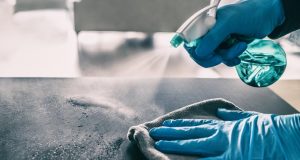 ¿Por qué el covid sobrevive en superficies durante horas?