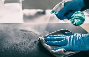 ¿Por qué el covid sobrevive en superficies durante horas?