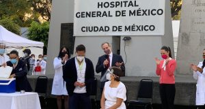 Una enfermera recibe la primera vacuna contra Covid-19 en México