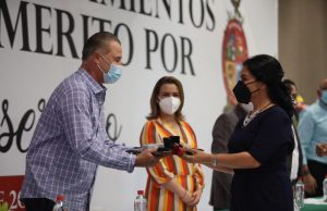 Entrega Gobierno del Estado estímulos y medallas a trabajadores por 25 años de servicio