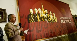 Coloca Estrada Ferreiro mural en homenaje a AMLO en el Palacio Municipal