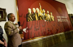 Coloca Estrada Ferreiro mural en homenaje a AMLO en el Palacio Municipal