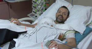 Él es Felix, el primer trasplantado de hombros y brazos del mundo