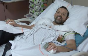 Él es Felix, el primer trasplantado de hombros y brazos del mundo