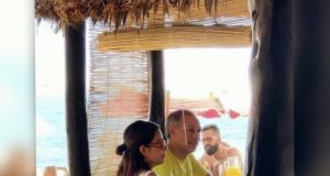 López-Gatell de vacaciones en playas de Oaxaca y sin cubrebocas en plena pandemia