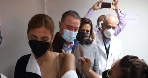 Aplican primeras vacunas contra Covid-19 a personal médico en Sinaloa