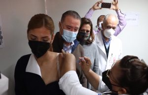 Aplican primeras vacunas contra Covid-19 a personal médico en Sinaloa