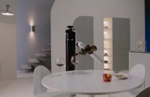 Presenta Samsung un robot que te ayudará hasta a poner la mesa