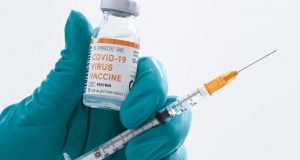 Entre el engaño y la necesidad: la vacuna