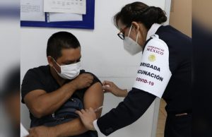 La vacuna contra el Covid-19 es segura, afirma el Secretario de Salud