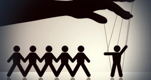 Diferencia entre disciplina política y sometimiento político