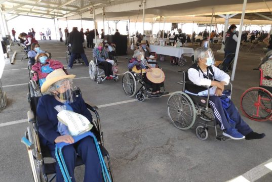 PROTEGE TOLUCA A SUS ADULTOS MAYORES; INICIA CON ÉXITO JORNADA DE VACUNACIÓN.