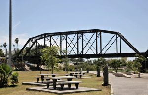 Anuncian iluminación del Puente Negro de Culiacán
