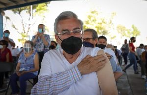 Vacunan a Rocha Moya contra el Covid-19; al candidato le tocó turno en Culiacán