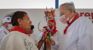 Entregan yoremes a Rocha Moya el bastón de mando