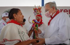 Entregan yoremes a Rocha Moya el bastón de mando