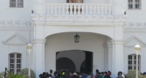 Jubilados se amotinan en el palacio municipal de Culiacán