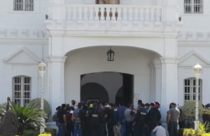 Jubilados se amotinan en el palacio municipal de Culiacán