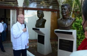Rector devela los bustos de Inés Arredondo y Pedro Carreón en la Casa de la Cultura de la UAS