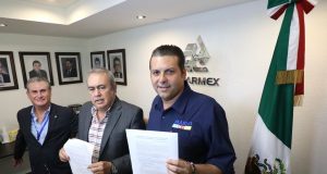 Mario Zamora firma 10 compromisos con COPARMEX
