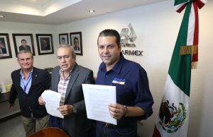 Mario Zamora firma 10 compromisos con COPARMEX