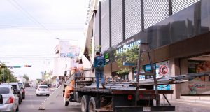 Comienza eliminación de contaminación visual; retiran estructura por la Obregón