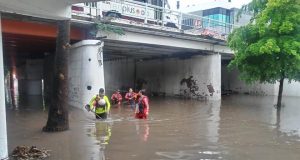 No expongas tu vida, cuidado con la corriente: Bomberos Culiacán