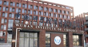Coronavirus salió de laboratorio en Wuhan, señala Fundador de Moderna