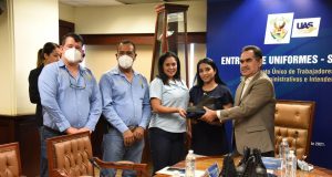 Rector entrega uniformes al SUNTUAS Administrativos e Intendencia