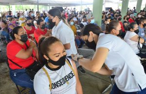 Aplican vacuna “100 mil” en macrocentro del ejército mexicano