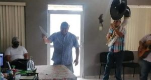 Celebra su divorcio con banda afuera del Registro Civil y se hace viral