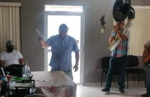 Celebra su divorcio con banda afuera del Registro Civil y se hace viral