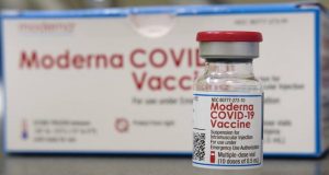 Recibe México primeras dosis de vacuna Moderna donadas por EU, este martes