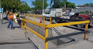 Concluye reparación del barandal en canal pluvial de Alturas del Sur