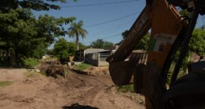 Realizan trabajos de desazolve en arroyo de la colonia Díaz Ordaz