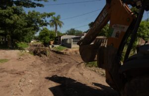 Realizan trabajos de desazolve en arroyo de la colonia Díaz Ordaz
