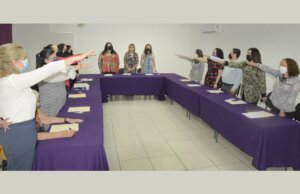 Entregan nombramientos a personal de SEMUJERES