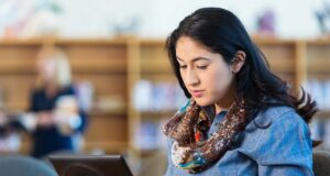 ¿Realmente daña la retina la luz azul de las pantallas?