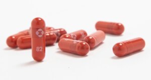 Panel de expertos de FDA recomienda uso de píldora Merck contra COVID