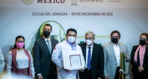 Rocha entrega la medalla Miguel Hidalgo a personal de salud