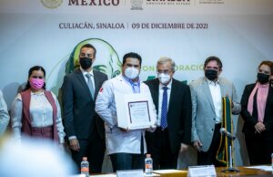 Rocha entrega la medalla Miguel Hidalgo a personal de salud